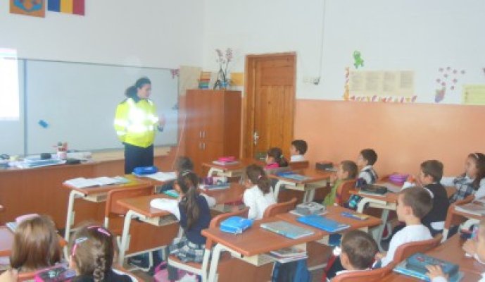 Poliţiştii rutieri au derulat activităţi de prevenire în zonele şcolilor